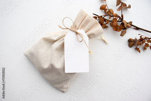 Fotografía Blank gift tag mock up on white background with dried flowers