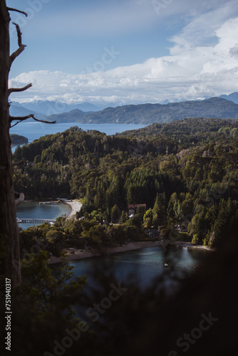 Tableau sur toile Explora la majestuosidad de las montañas de la Patagonia Argentina, donde la roca se encuentra con el verde exuberante de la vegetación
