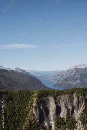 Tableau sur toile Explora la majestuosidad de las montañas de la Patagonia Argentina, donde la roca se encuentra con el verde exuberante de la vegetación