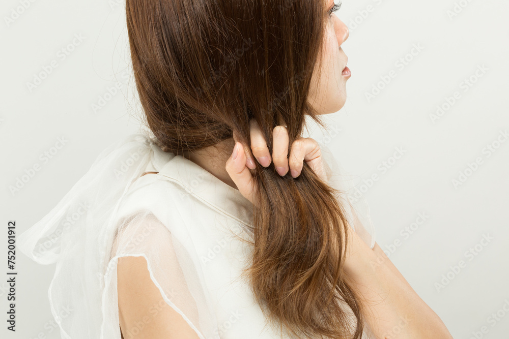 Fototapeta premium ヘアダメージ : 女性は髪の毛を鷲掴みにしている.