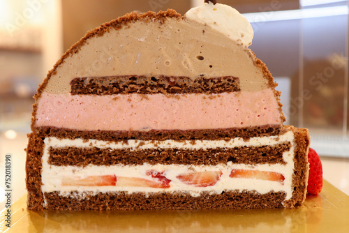 イチゴとチョコのデコレーションケーキの断面