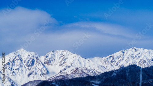 冬の白馬村　冠雪した北アルプス © RATM