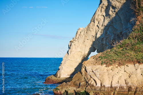 海に浮かぶ奇岩