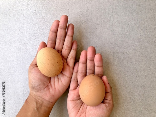 hand holding a egg