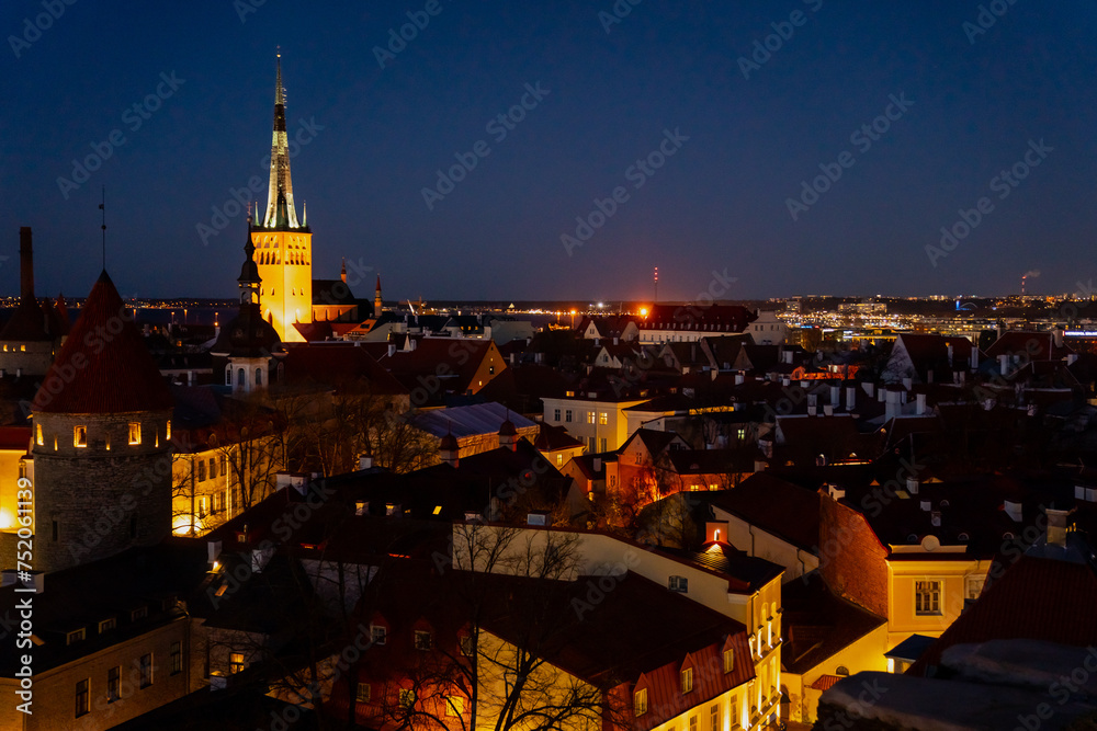 Naklejka premium Tallinn old town buildings and rooftops during night time in cold spring