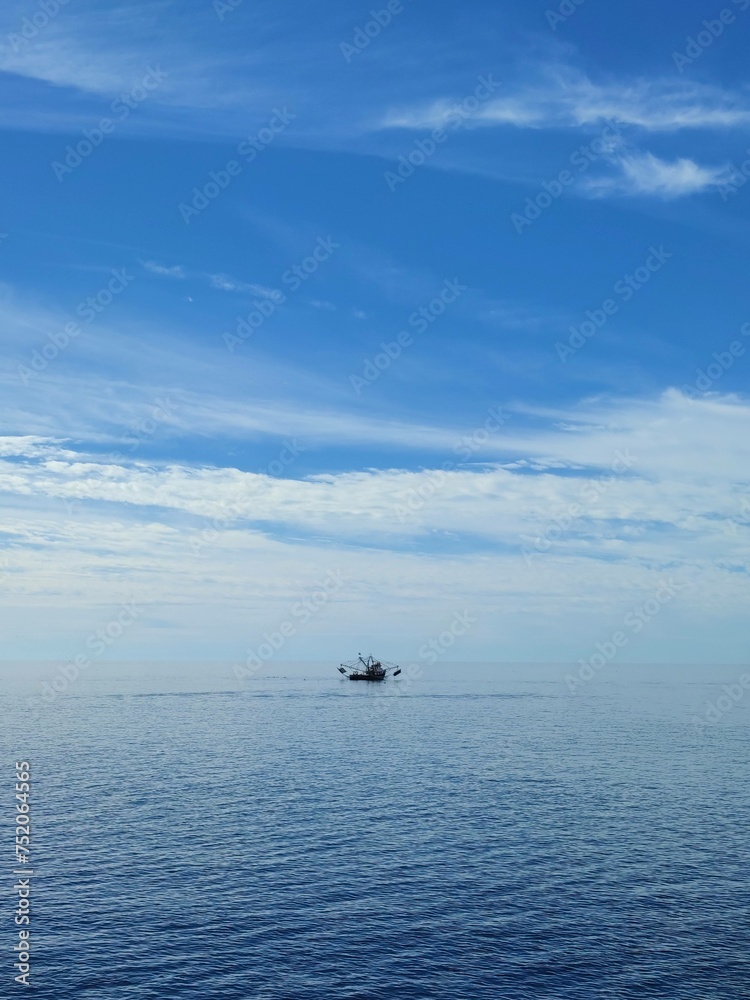 cielo azul con mar y barco