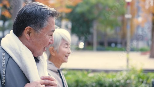 公園を歩くシニア男女