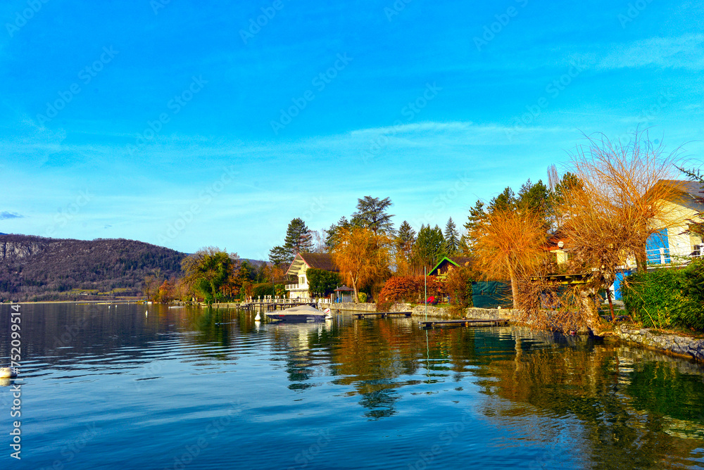 Lac d’Annecy im Département Haute-Savoie in Frankreich