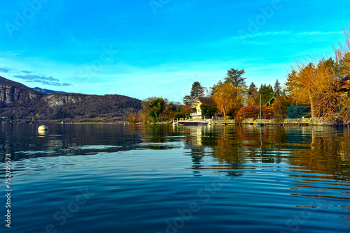 Lac d’Annecy im Département Haute-Savoie in Frankreich