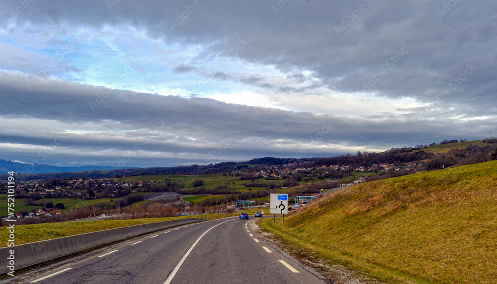 Straße D1201 bei Copponex im Département Haute-Savoie in Frankreich