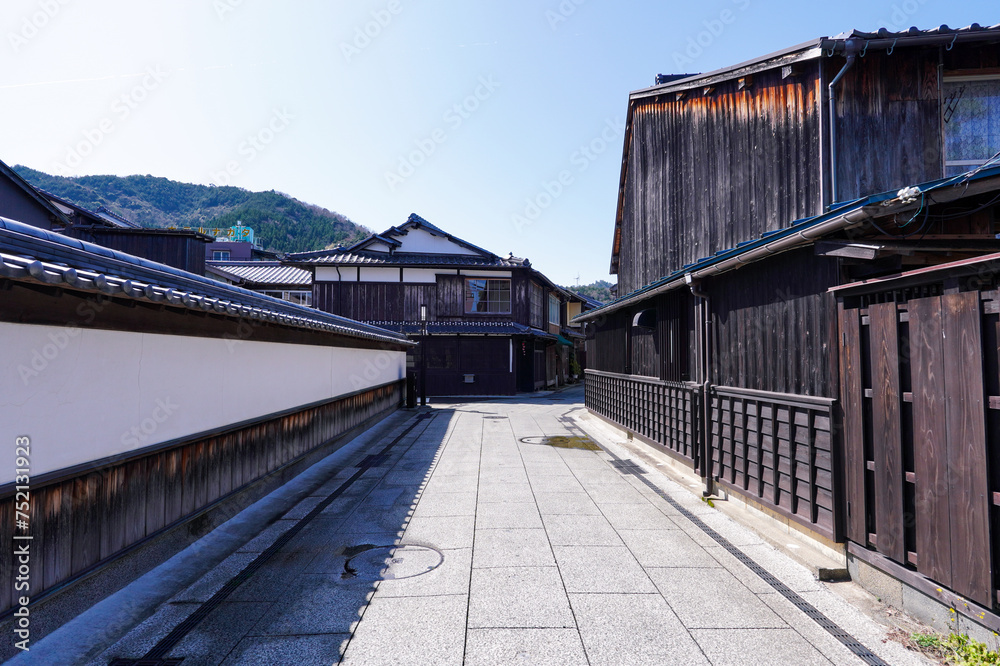 中世の港町から近世の城下町へと発展した小浜西組の伝統的な町並み(福井県小浜市) 中世の港町から近世の城下町へと発展した小浜西組の伝統的な町並み(福井県小浜市)