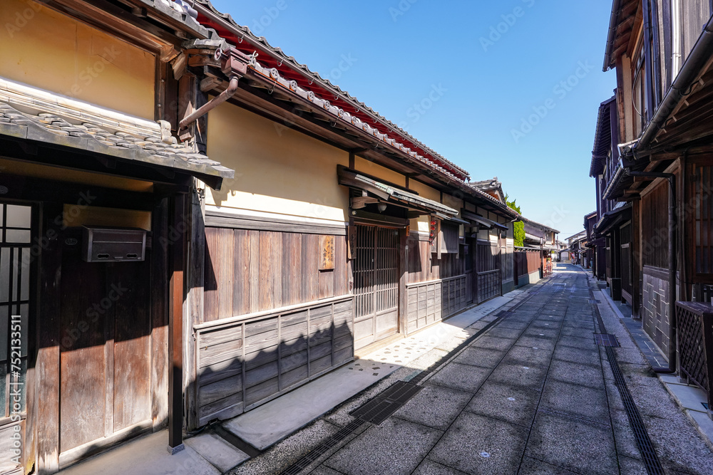 中世の港町から近世の城下町へと発展した小浜西組の伝統的な町並み(福井県小浜市) 中世の港町から近世の城下町へと発展した小浜西組の伝統的な町並み(福井県小浜市)