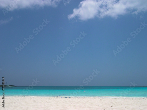 Fototapeta Naklejka Na Ścianę i Meble -  Turquoise sea water and blue sky on a beach in Little Exuma Island, Bahamas.