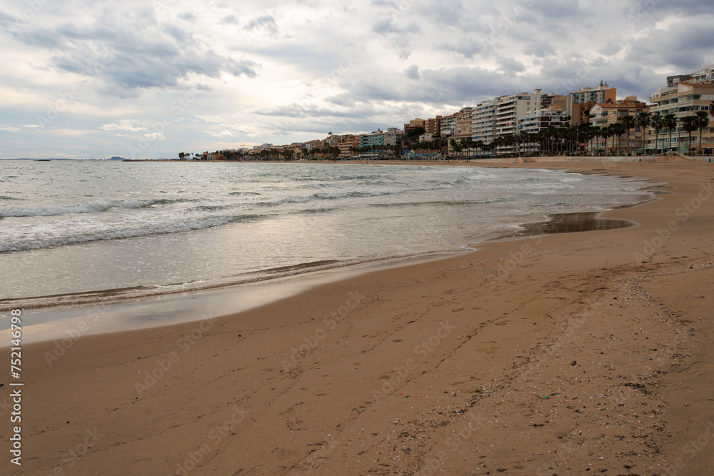 Paisaje turistico del mar mediterrano y Villajoyosa con bonito atardecer, España