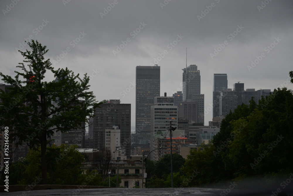 Obraz premium Cityscape under dramatic cloudy sky