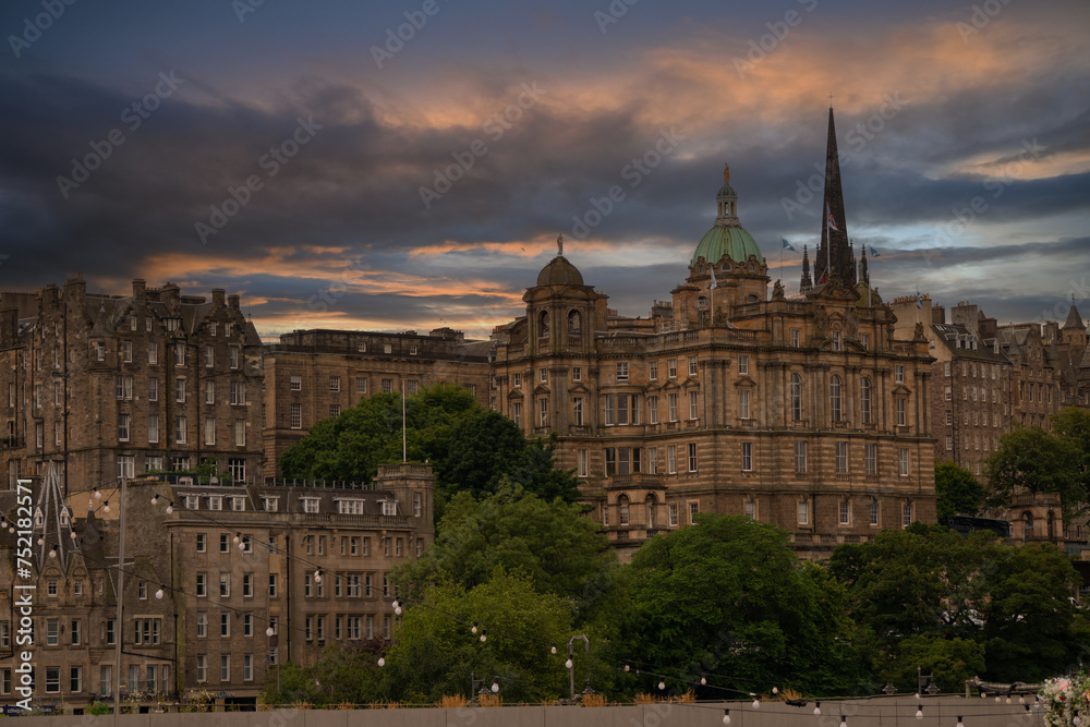 Obraz premium Majestic skyline with historic buildings in city of Edinburgh under cloudy sky