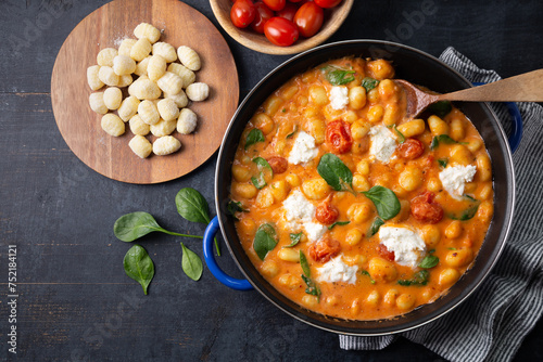 Fotografie Casserole of gnocchi in creamy tomato sauce with  spinach and mozzarella