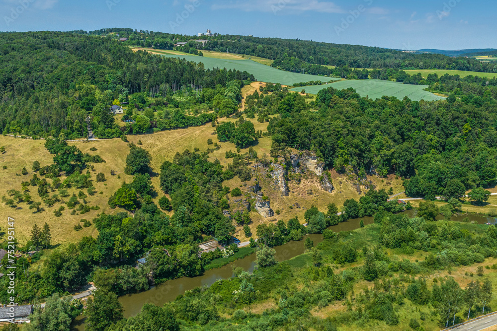 Ausblick auf den Naturpark Altmühltal bei Altendorf, Blick zur Felsformation Steinerner Rosenkranz