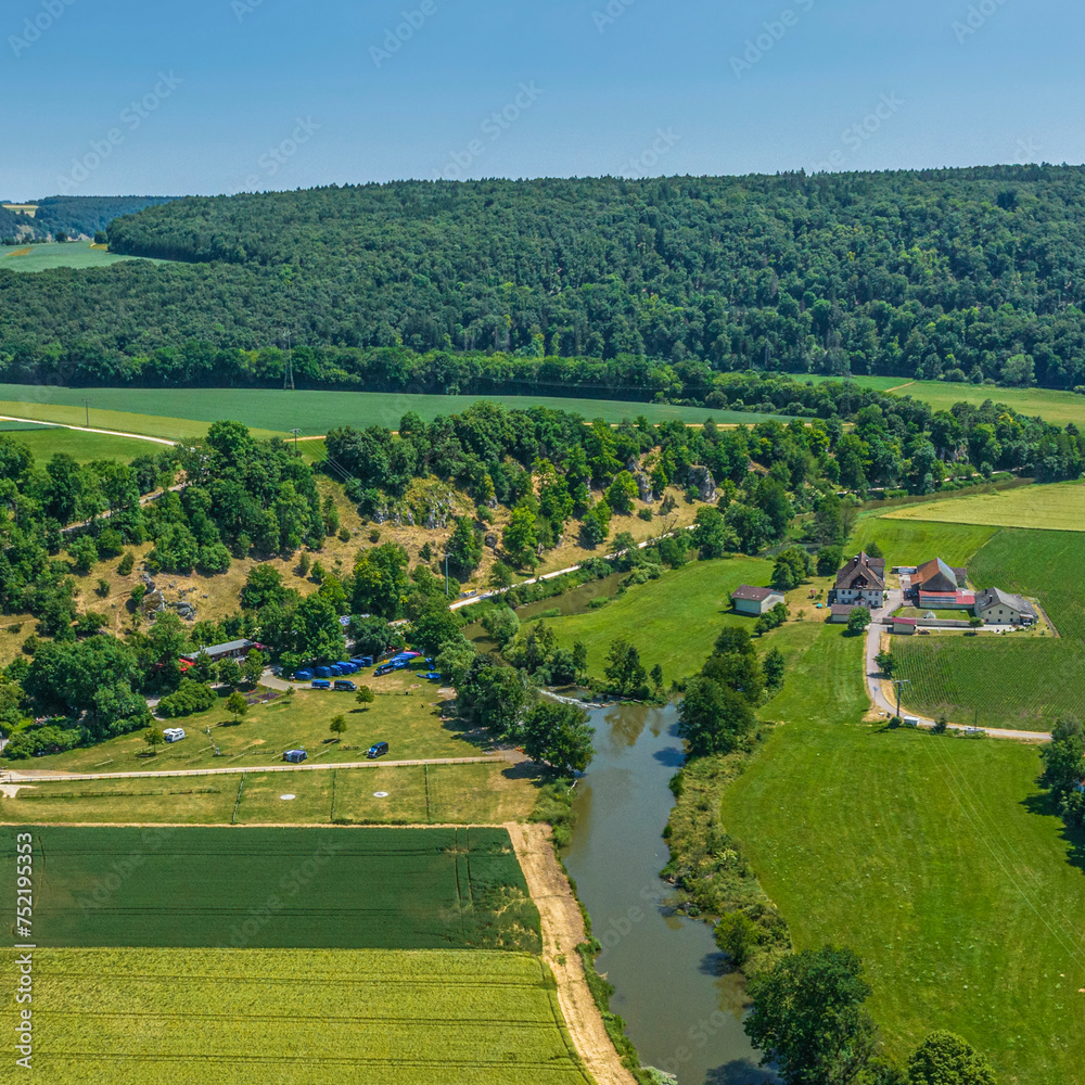 Fototapeta premium Ausblick auf den Naturpark Altmühltal bei Altendorf in Oberbayern