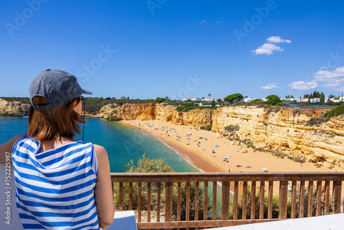 Fotografía Woman looking at the beautiful landscape of the New Beach (Praia Nova)