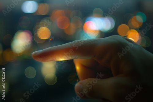close-up mano tocando pantalla, mano interactuando con una app de realidad mixta, mano realidad aumentada, mano aislada fondo desenfocado