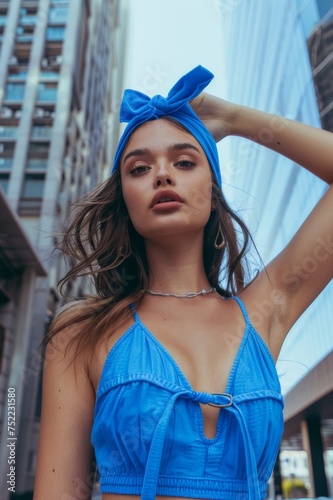 Influencer de moda trend estilo coquette, mujer con vestido de verano paseando por New York con lazo azul en la cabeza photo