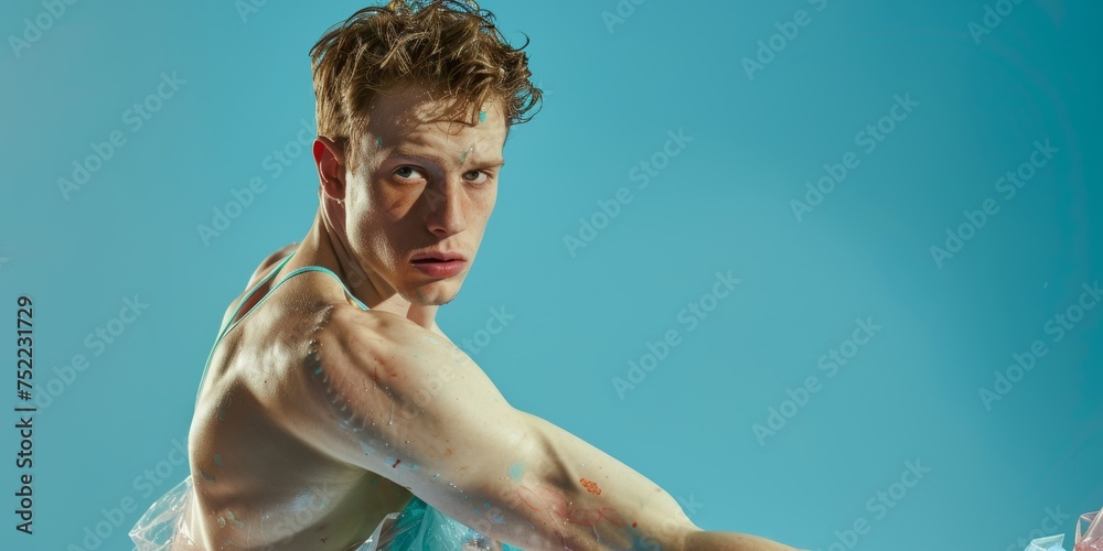 Hombre desnudo aislado con fondo azul,