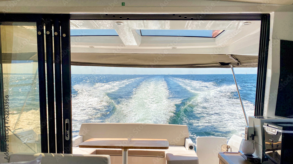 Fototapeta premium Motoryacht fährt auf dem Meer