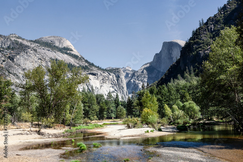 Das Yosemie Valey mit dem fast ausgetrockneten Flußbett des Merced River und dem Half Dome im Hintergrund