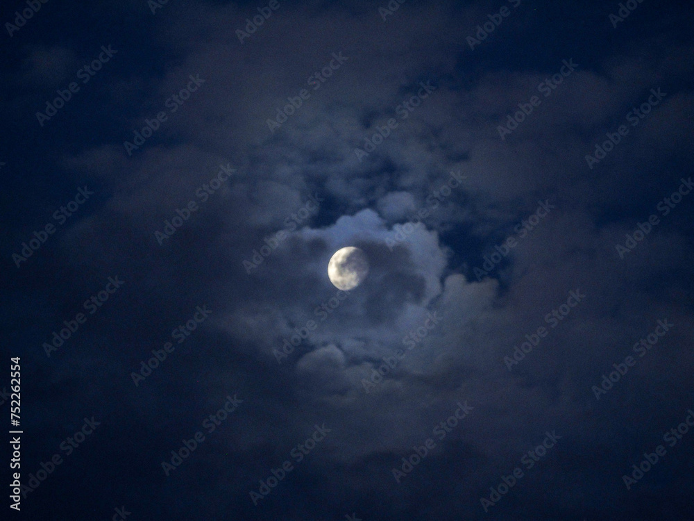 Obraz premium moon and clouds