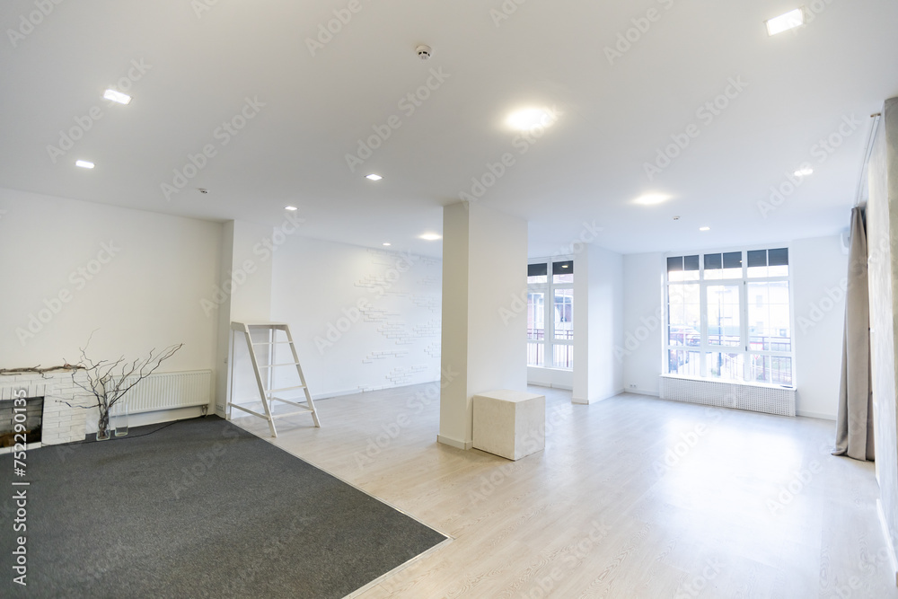 Obraz premium Bright empty office interior, white large office space.