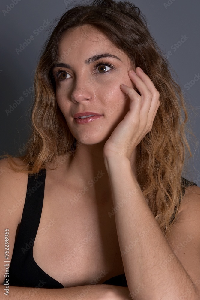 Belle femme dans ses pensées Belle femme dans ses pensées