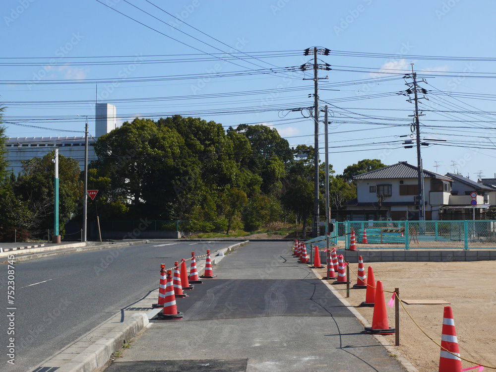 作業が終了した道路工事。ランドスケープ画像。
日本の建築現場の風景。
工事箇所に注意を促すパイロンの列。