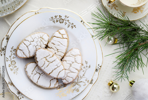 Pasticceria Ricciarelli, tipico dolce natalizio senese a base di mandorle su fondo bianco. Decorazioni natalizie. Dolci della tradizione italiana. Copia spazio. photo