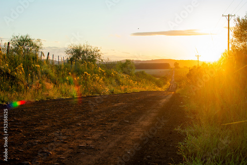 carretera en el campo, camino de tierra al amanecer.
