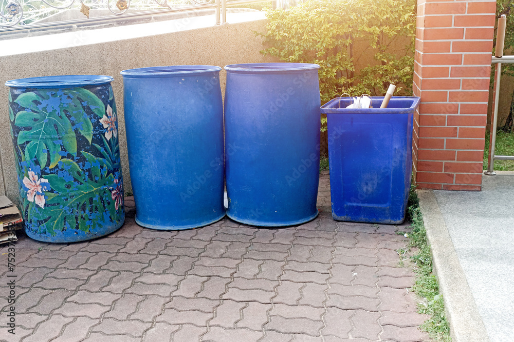 blue garbage bin Cylindrical and square, 4 pieces blue garbage bin Cylindrical and square, 4 pieces