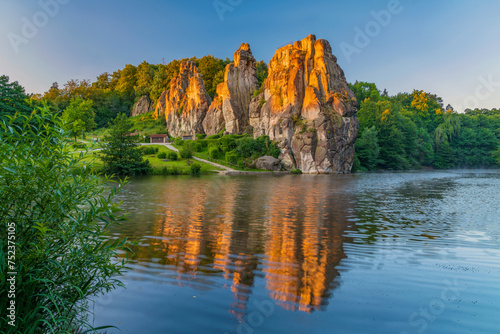 Die berühmte Felsformation Externsteine ​​im Teutoburger Wald bei Paderborn im Licht der aufgehenden Sonne, Deutschland