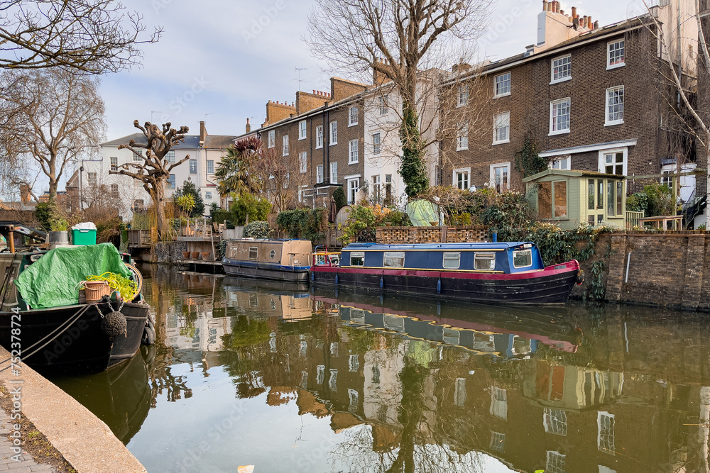 Obraz premium View of the Regent’s canal in Camden town in London, England