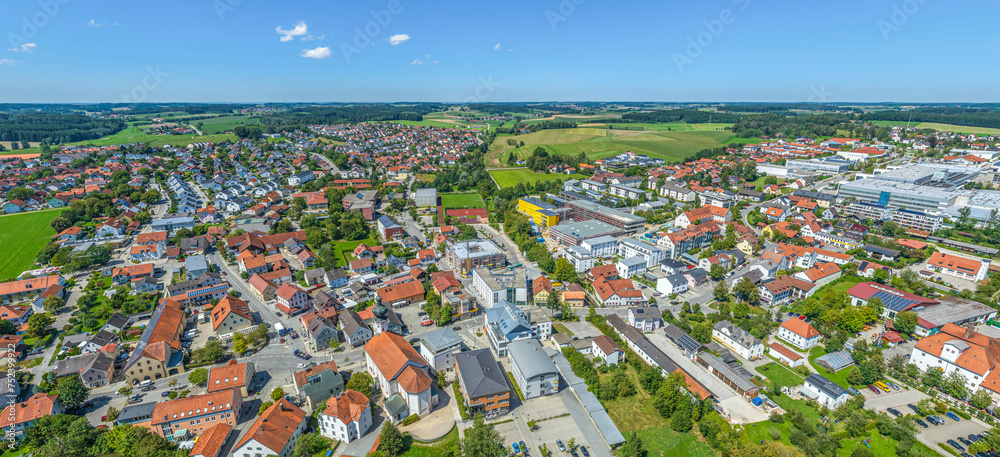 Ausblick auf die Gemeinde Taufkirchen im Vilstal im Isar-Inn-Hügelland