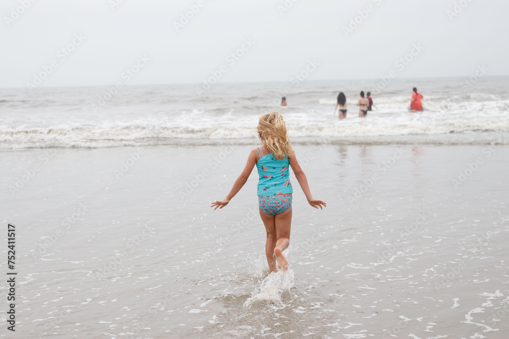 Fototapeta premium Girl running on the beach 