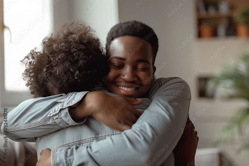 Obraz premium Happy couple hugging in the living room