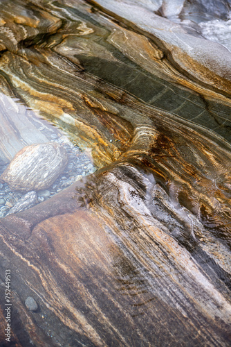 Klares Wasser in strukturierten Felsformationen.
