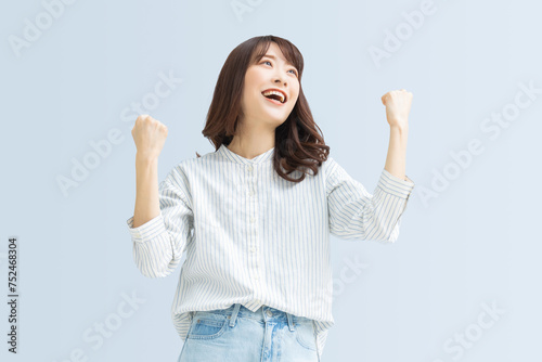 ガッツポーズをする笑顔の女性