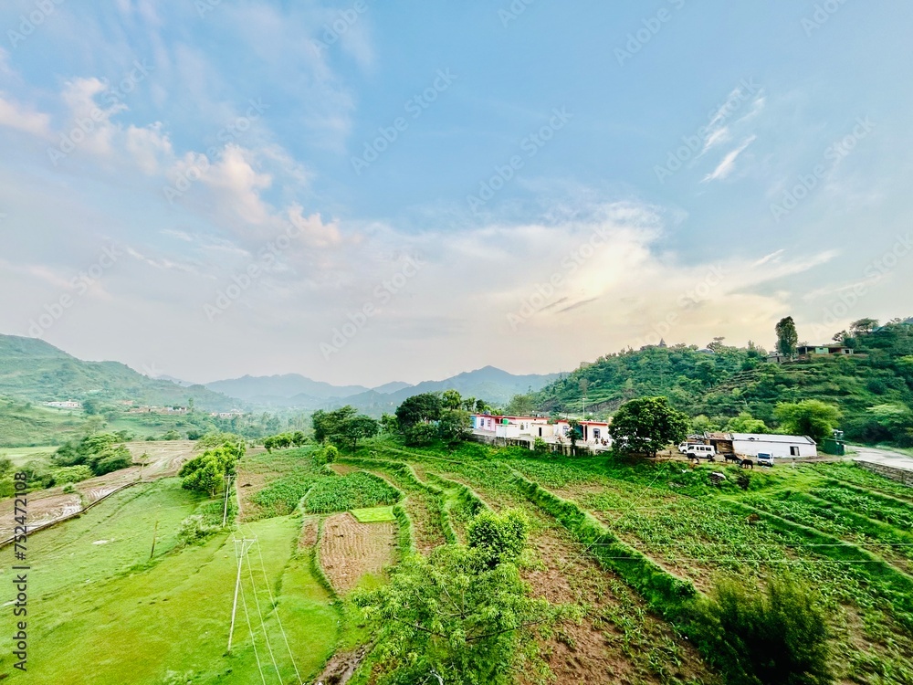Naklejka premium Mountail life house farming under cloudy weather ☁️⛰️