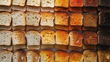 Widok z bliska na ułożone w szereg różne odcienie tostowanych kawałków chleba.