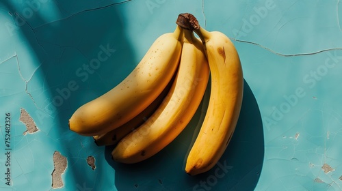 Banany na niebieskim stole © Artur