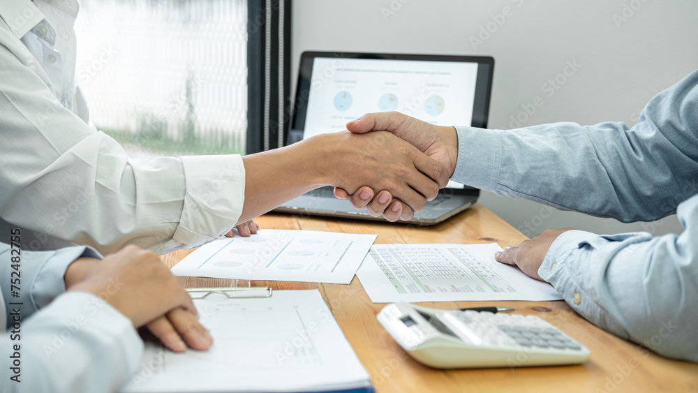 Asian couple shaking hands with financial advisor after consultation for investment of new business - obrazy, fototapety, plakaty 