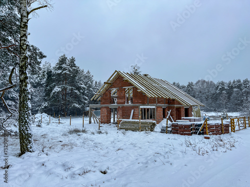 Snowfall caused a break in work on the construction of a single-family house © rparys