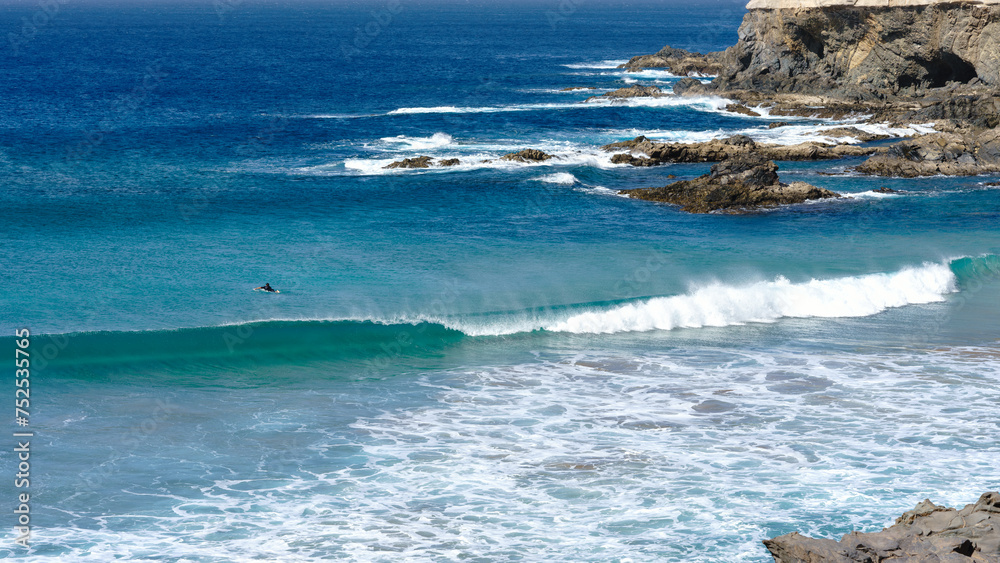 Wellen am Strand der Insel Fuerteventura, Kanarische Inseln - obrazy, fototapety, plakaty 