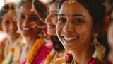 W kadrze widoczna jest grupa kobiet ubranych w tradycyjne indyjskie stroje, sari. Uśmiechają się i okazują radość oraz dumę z tradycji, które reprezentują.